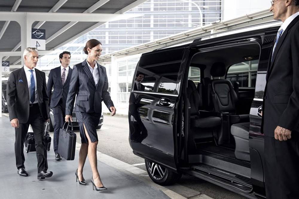 worldwide airport shuttle group transfer large groups chauffeured services 1000x667 1